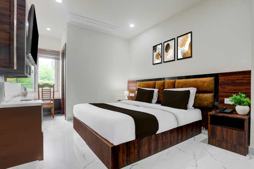 Townhouse Bela Road Varanasi City Railway Station Formerly Srijan Grand, Godowlia, Varanasi