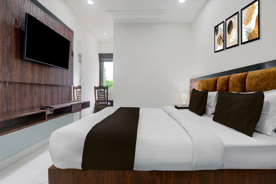 Townhouse Bela Road Varanasi City Railway Station Formerly Srijan Grand, Godowlia, Varanasi