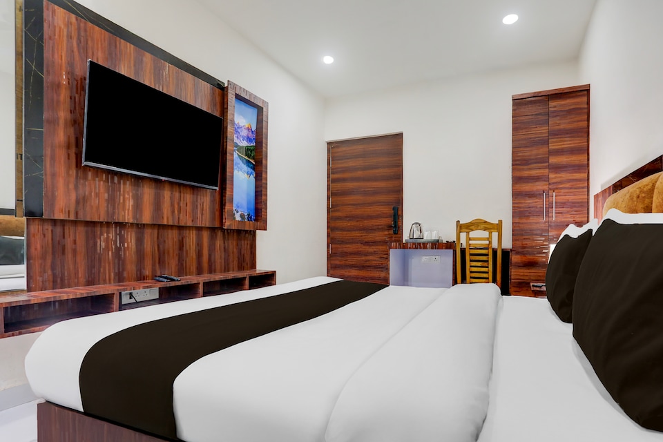 Townhouse Bela Road Varanasi City Railway Station Formerly Srijan Grand, Godowlia, Varanasi