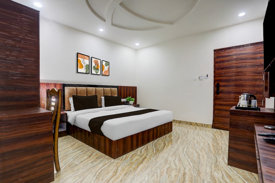 Super Townhouse Bela Road Varanasi City Railway Station Formerly Srijan Grand, Godowlia, Varanasi