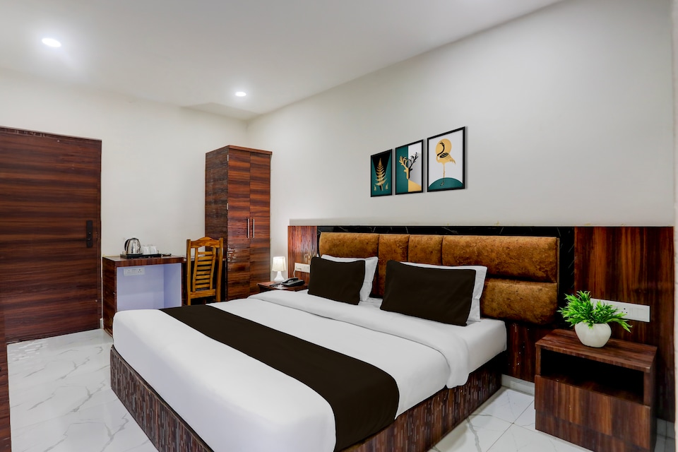 Townhouse Bela Road Varanasi City Railway Station Formerly Srijan Grand, Godowlia, Varanasi