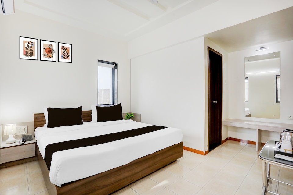 Hotel O Metro, Dhebar Road, Rajkot