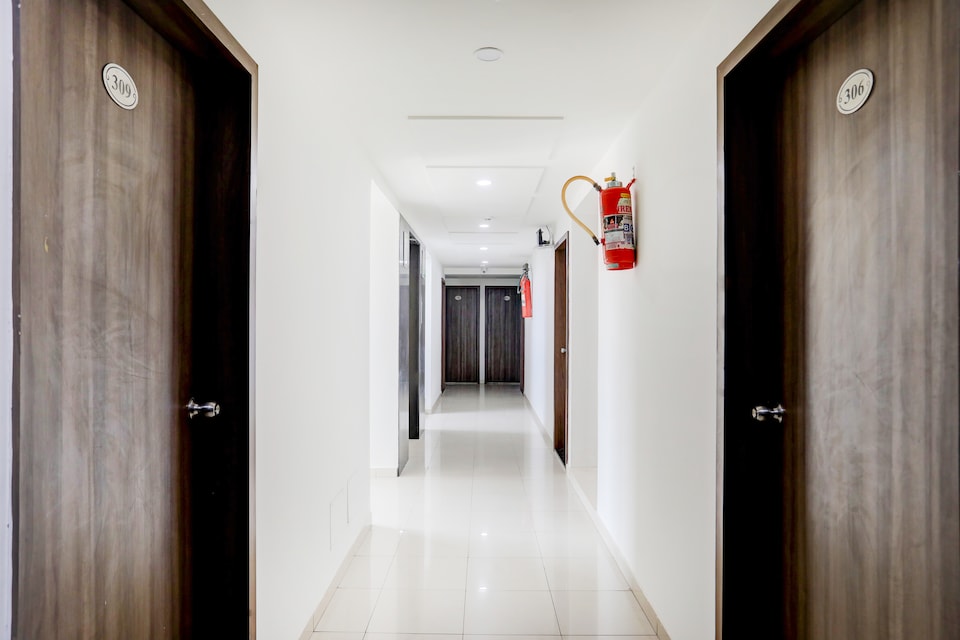 Hotel O Metro, Dhebar Road, Rajkot