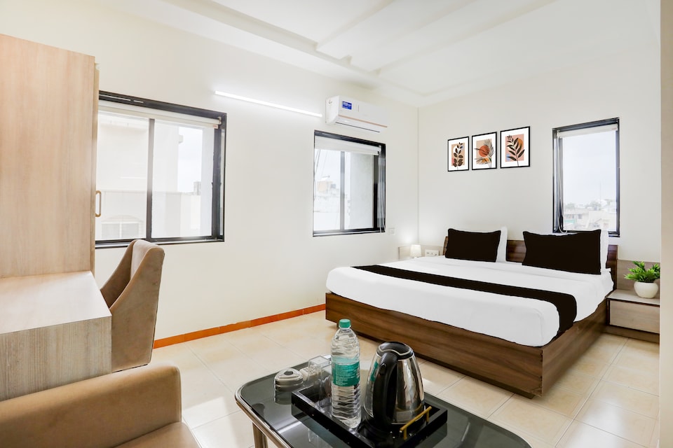 Hotel O Metro, Dhebar Road, Rajkot