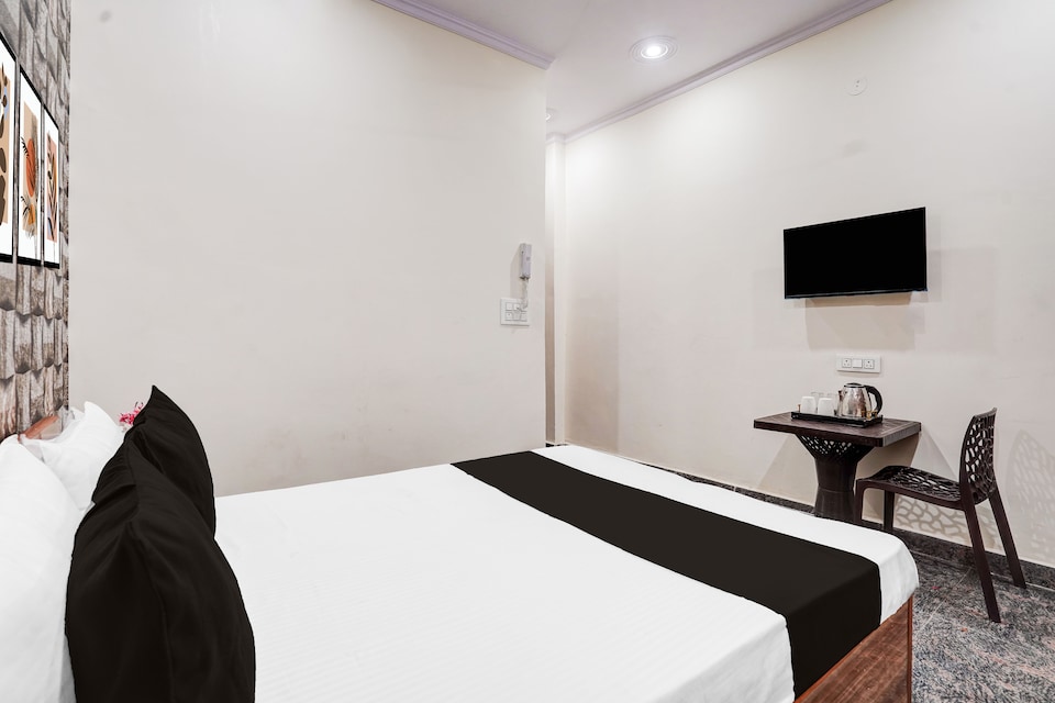 Hotel O Keshav Guest House Dabri More, Rajouri Garden Delhi, Delhi
