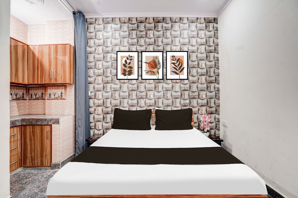 Hotel O Keshav Guest House Dabri More, Rajouri Garden Delhi, Delhi