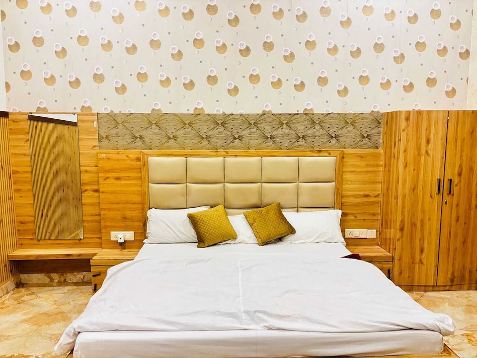 SPOT ON TIRMURTI RESTAURANT & GUEST HOUSE , Tundla, Tundla