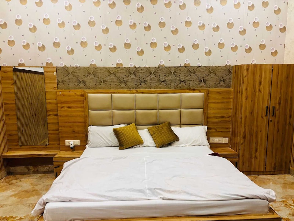 SPOT ON TIRMURTI RESTAURANT & GUEST HOUSE , Tundla, Tundla