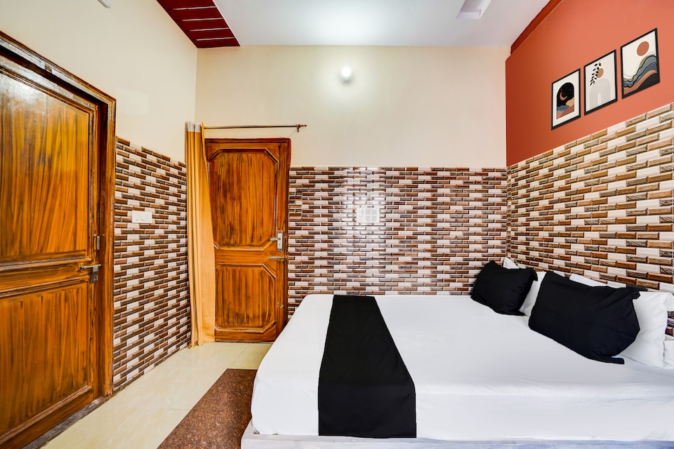 Hotel O INDRA KAMAL RESIDENCY INN UP Roadways Bus Stand, Aligarh, Aligarh
