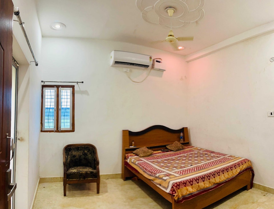 SPOT ON Ayushman guest house nd banquet hll Gharwar Shukpura Road, Ballia, Ballia