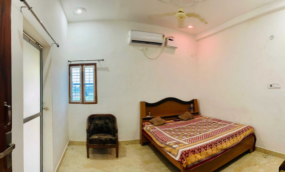 SPOT ON Ayushman guest house nd banquet hll Gharwar Shukpura Road, Ballia, Ballia