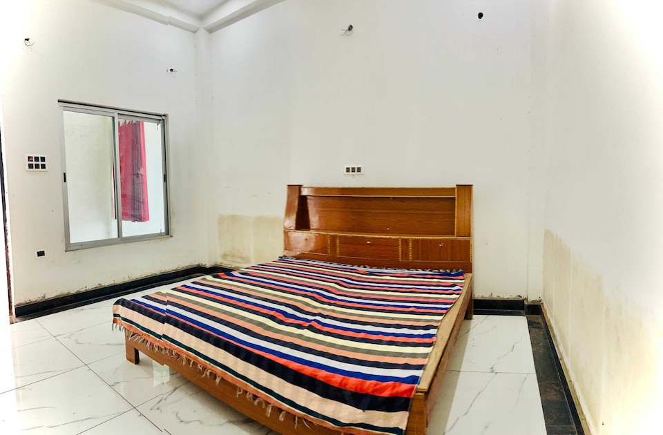SPOT ON Ayushman guest house nd banquet hll Gharwar Shukpura Road, Ballia, Ballia