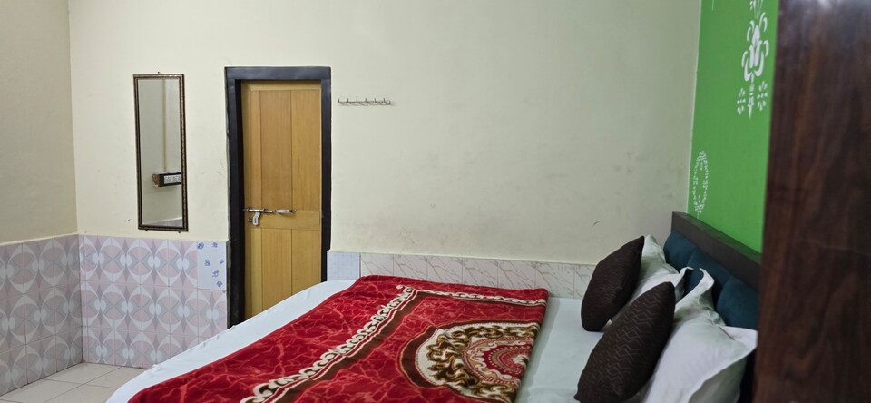 Hotel O Diamond and marriage lawn Bhīti Railroad Station, Prayagraj, Prayagraj