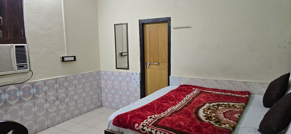 Hotel O Diamond and marriage lawn Bhīti Railroad Station, Prayagraj, Prayagraj