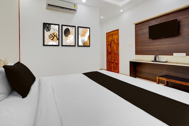 Super Townhouse Oak Phase 13 Varanasi Formerly RR Palace