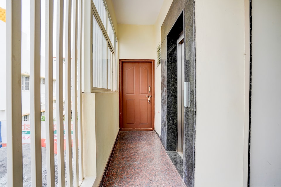 Hotel O SRL Comforts, Majestic Bangalore, Bangalore