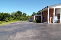 Hotel O Relax Inn Lewisburg near I-64