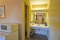 Hotel O Relax Inn Lewisburg near I-64