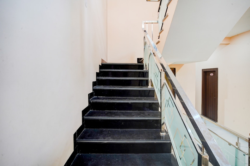 SPOT ON Hotel Krishna Raj Ujjain Junction, Main Market Ujjain, Ujjain