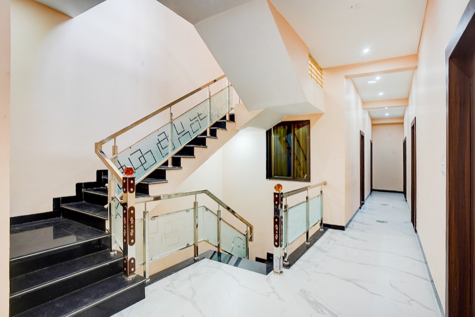 SPOT ON Hotel Krishna Raj Ujjain Junction, Main Market Ujjain, Ujjain