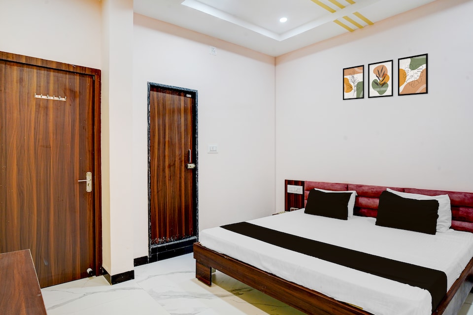 SPOT ON Hotel Krishna Raj Ujjain Junction, Main Market Ujjain, Ujjain