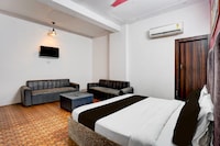 OYO 838374 Hotel Green Park Guest House