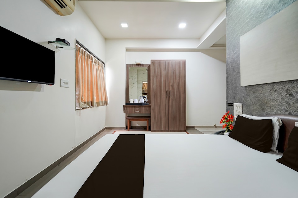 Super Collection O Sachivalaya Metro Station Gandhinagar Formerly Hotel Ghunghat Inn, Sector 16 Gandhinagar, Gandhinagar