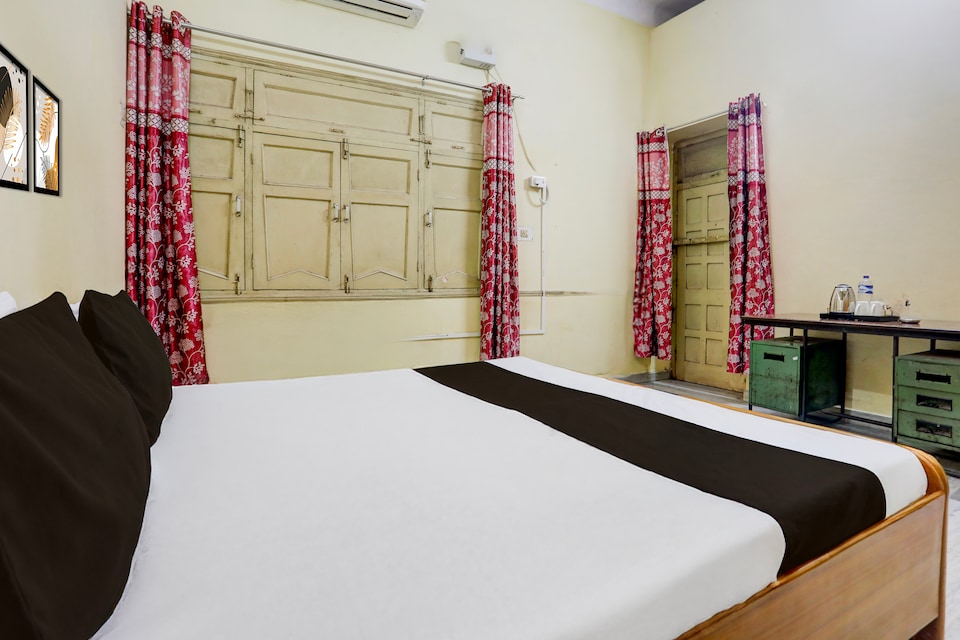 SPOT ON Vishwa Deva Homestay Varanasi Junction Railway Station, Godowlia, Varanasi