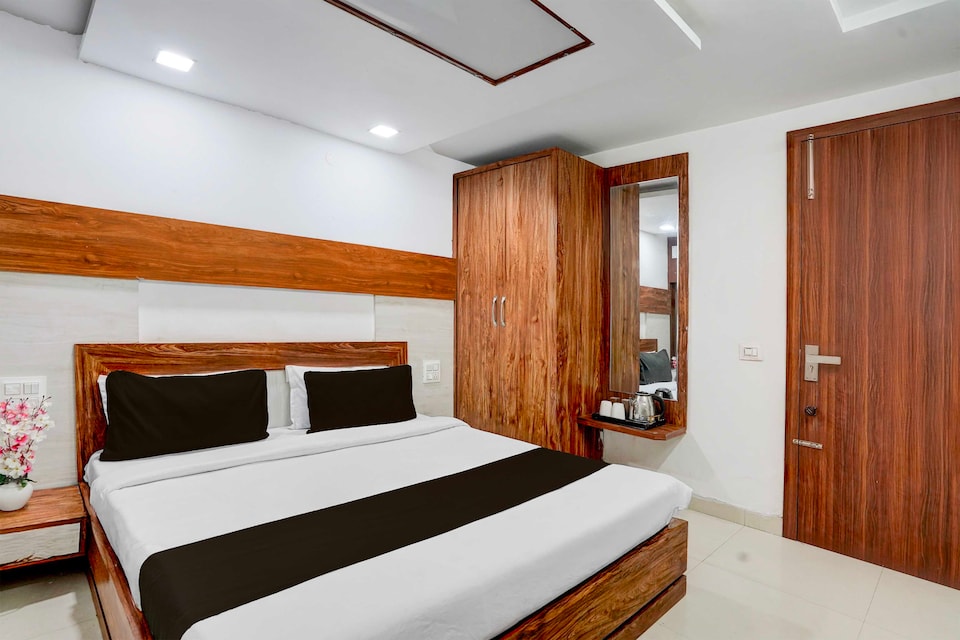 [Day Stay - 8 AM to 8 PM] Hotel O Bathinda Railway Station, Mall Road Bathinda, Bathinda