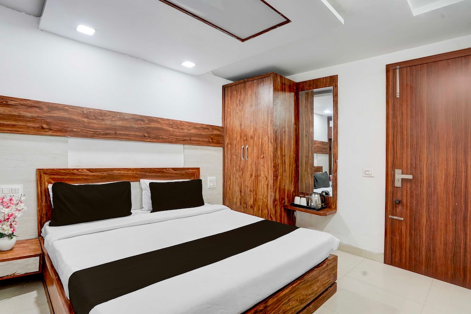 [Day Stay - 8 AM to 8 PM] Hotel O Bathinda Railway Station, Mall Road Bathinda, Bathinda