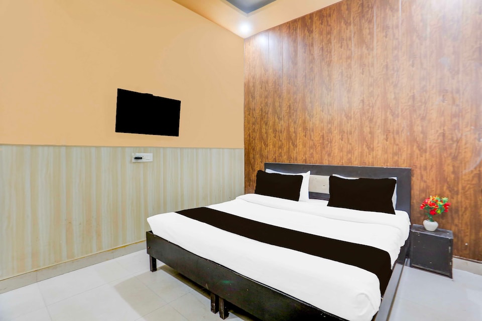 [Day Stay - 8 AM to 8 PM] Collection O Badkhal Lake Lake View, Faridabad, Faridabad