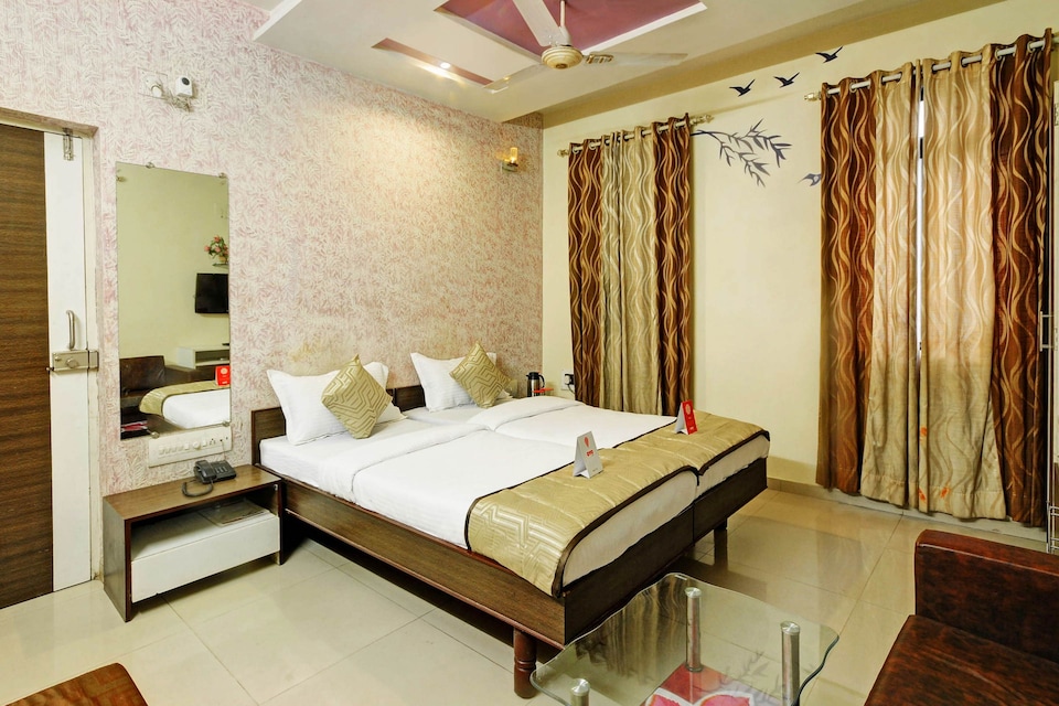 OYO 2396 Hotel Radiant, Ashram Road Ahmedabad, Ahmedabad