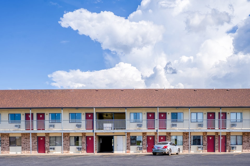 Capital O Aurora Inn Monett US 60, Aurora MO, Aurora MO