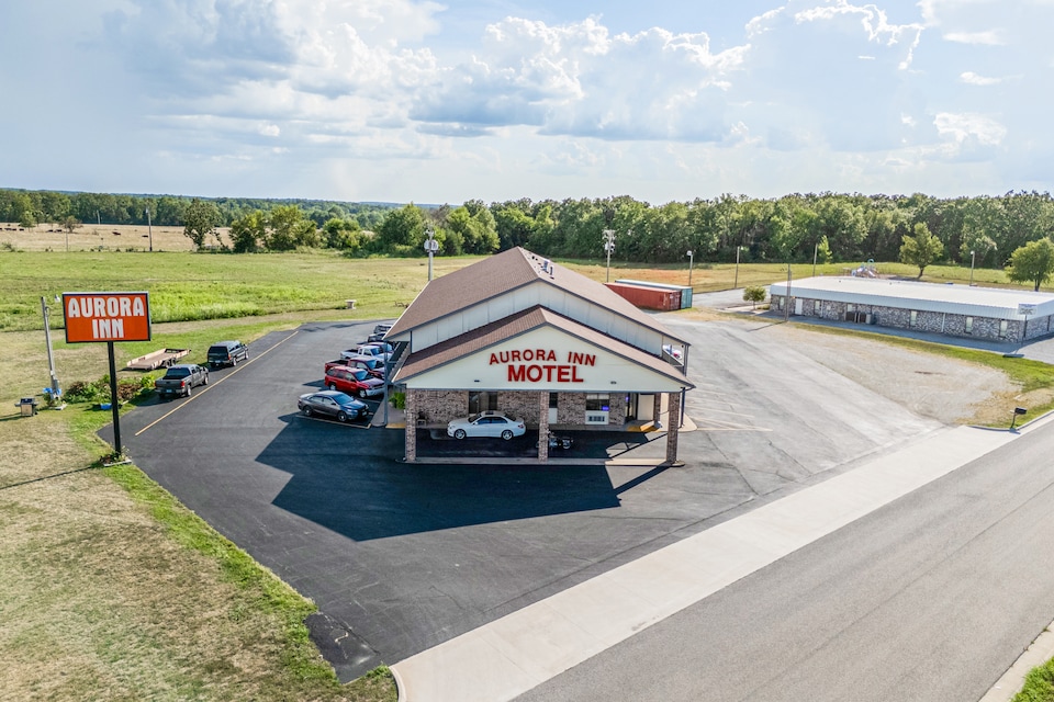 Capital O Aurora Inn Monett US 60, Aurora MO, Aurora MO