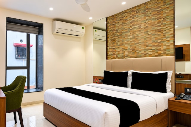 Super Townhouse Oak DLF Newtown Bus Terminal