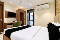 Super Townhouse Oak DLF Newtown Bus Terminal
