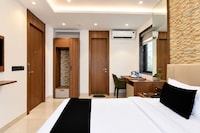 Super Townhouse Oak DLF Newtown Bus Terminal