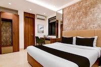 Super Townhouse Oak DLF Newtown Bus Terminal