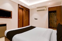 Super Townhouse Oak DLF Newtown Bus Terminal