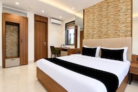 Super Townhouse Oak DLF Newtown Bus Terminal