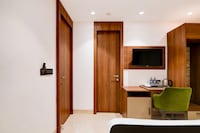 Super Townhouse Oak DLF Newtown Bus Terminal