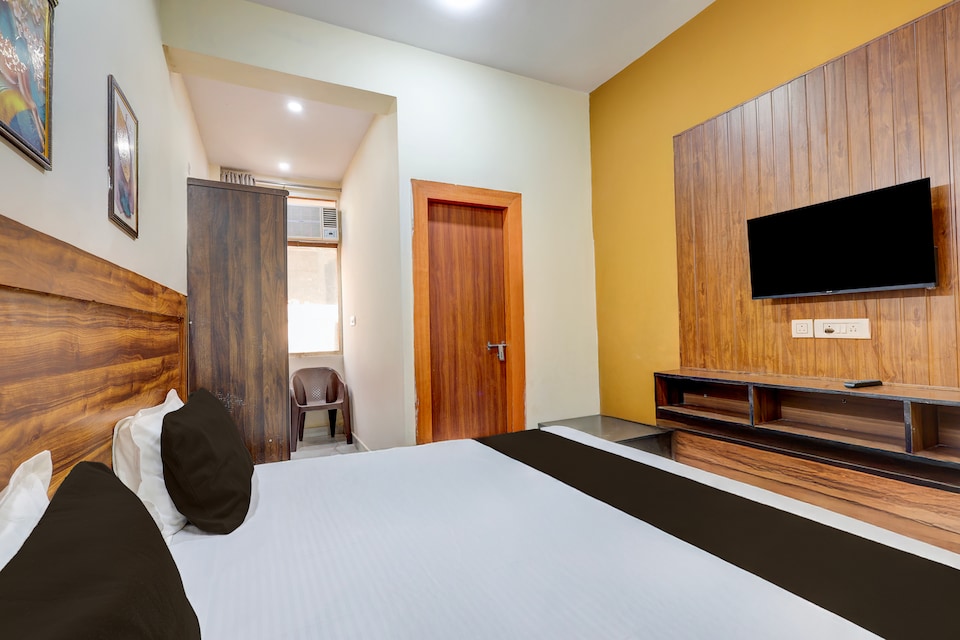 Hotel O The Grand Luxury, Noida City, Noida