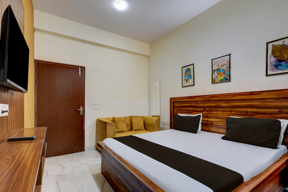 Hotel O The Grand Luxury, Noida City, Noida