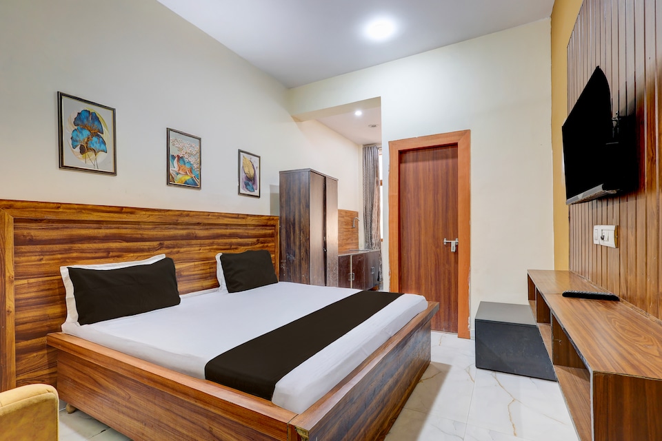 Hotel O The Grand Luxury, Noida City, Noida