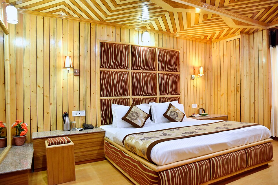 OYO 2400 Hotel Chaman Palace, The Mall Road-Shimla, Shimla