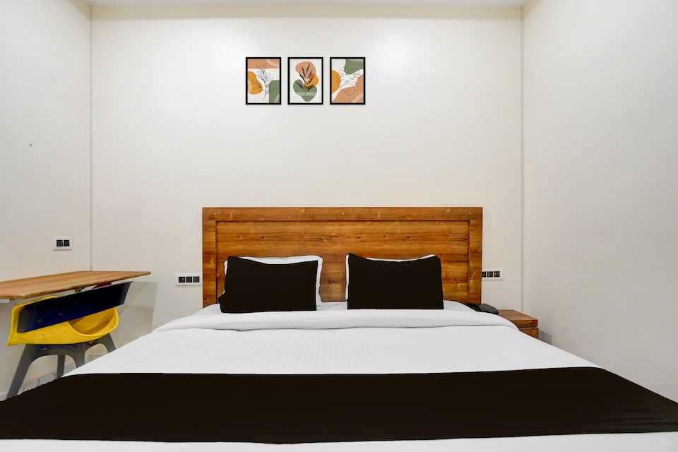 Hotel O Hotel Madhvam, Chowk Allahabad, Prayagraj