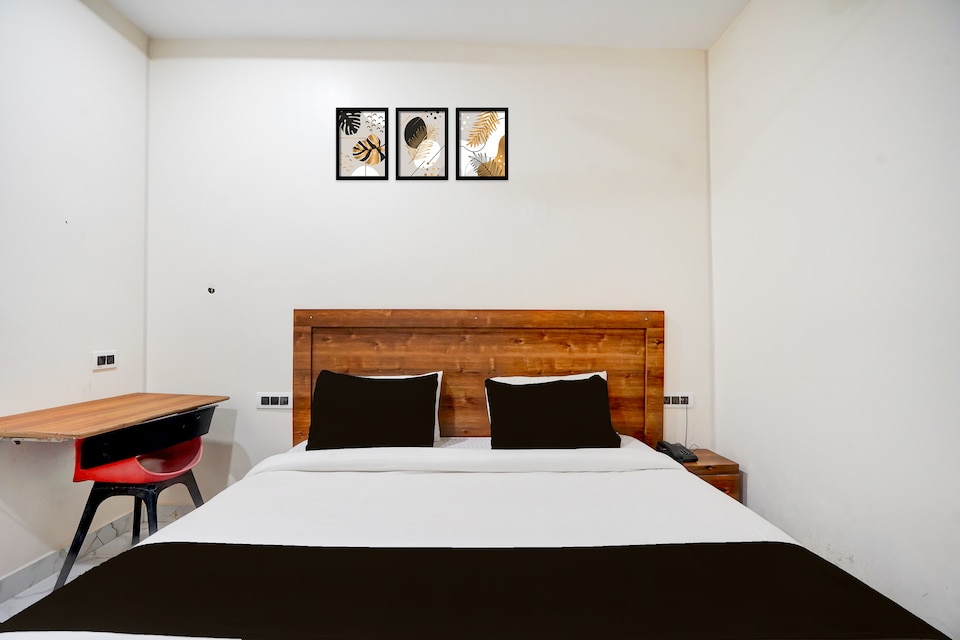 Hotel O Hotel Madhvam, Chowk Allahabad, Prayagraj
