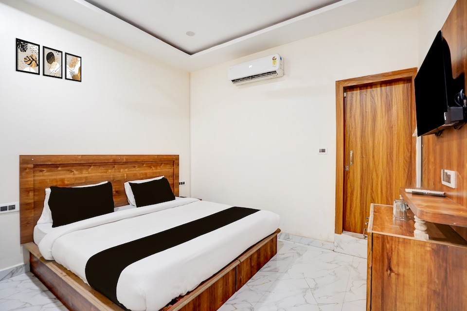 Hotel O Madhvam, Chowk Allahabad, Prayagraj