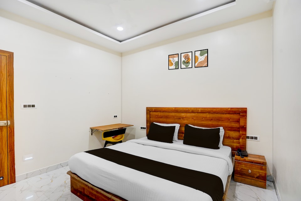 Hotel O Madhvam, Chowk Allahabad, Prayagraj