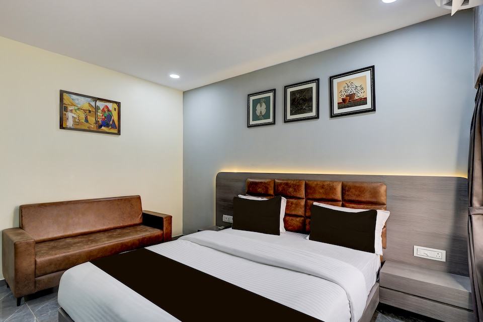 Super HOTEL O R TOWN  , Alkapuri Vadodara, Vadodara